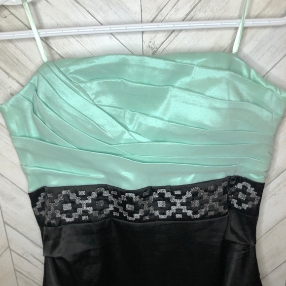 Le chateau bodycon ruched strapless dress - Picture 3 of 8
